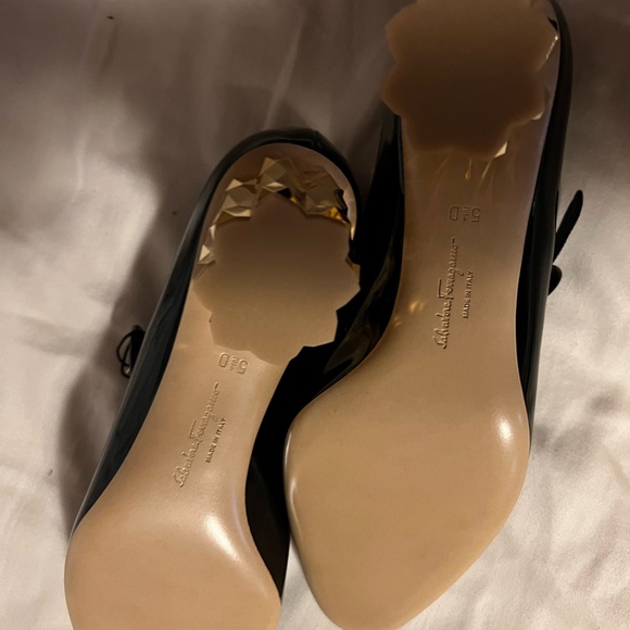 Clearing closet!Salvatore Ferragamo patent leather Mary Jane’s. 35.5d - Picture 2 of 4